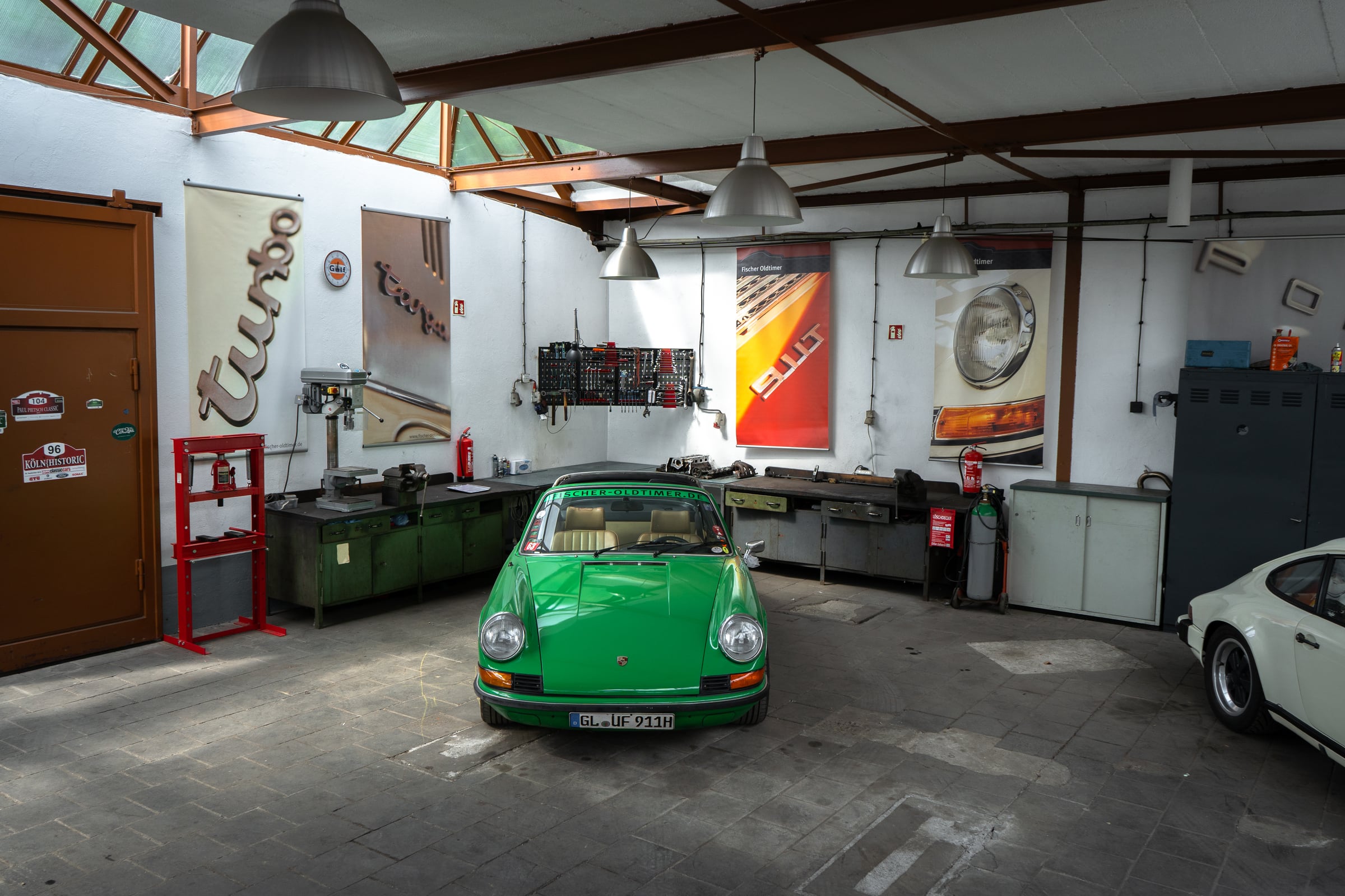 Grüner klassischer Porsche in der Werkstatt
