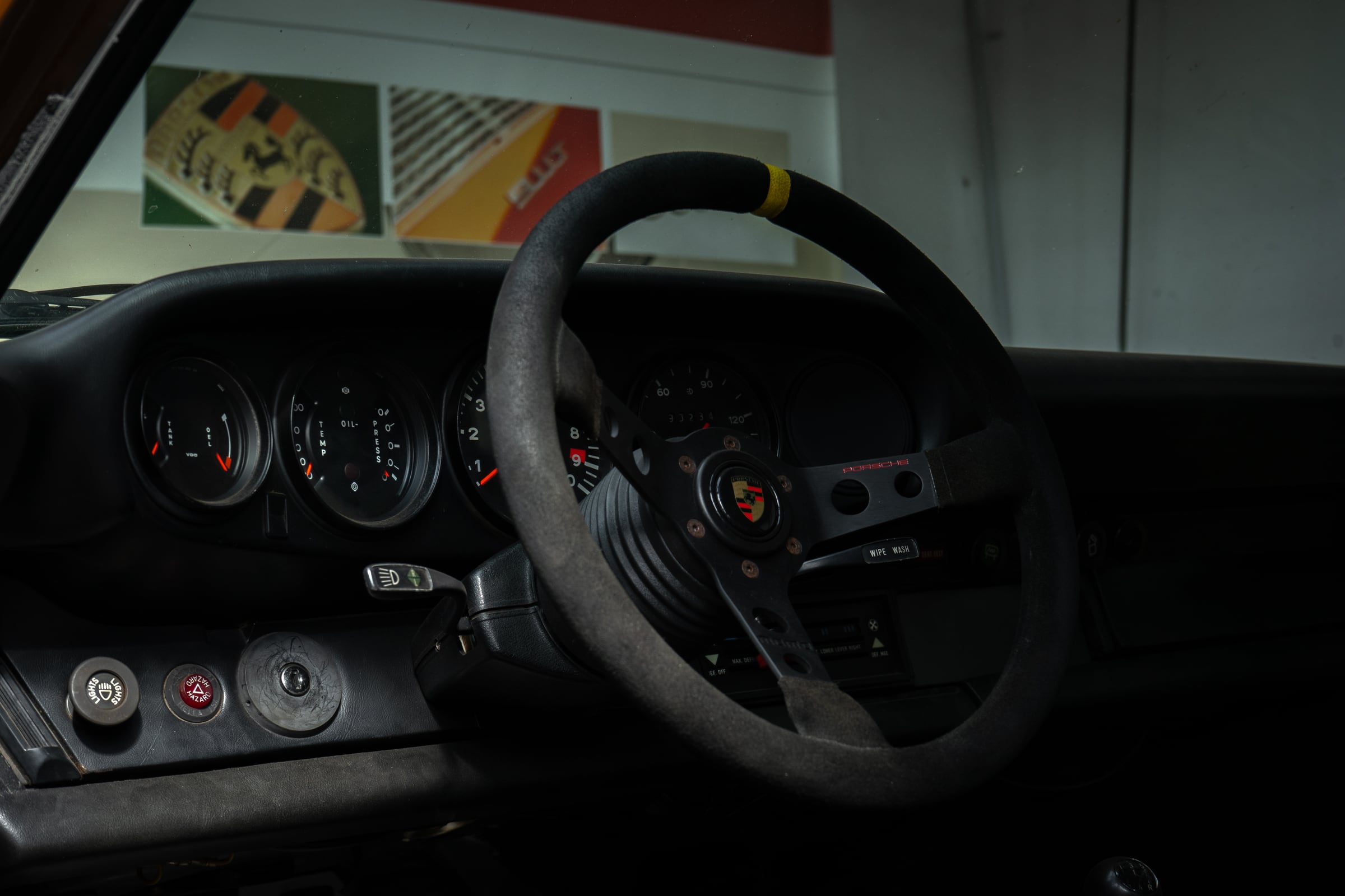 Cockpit eines klassischen Porsche