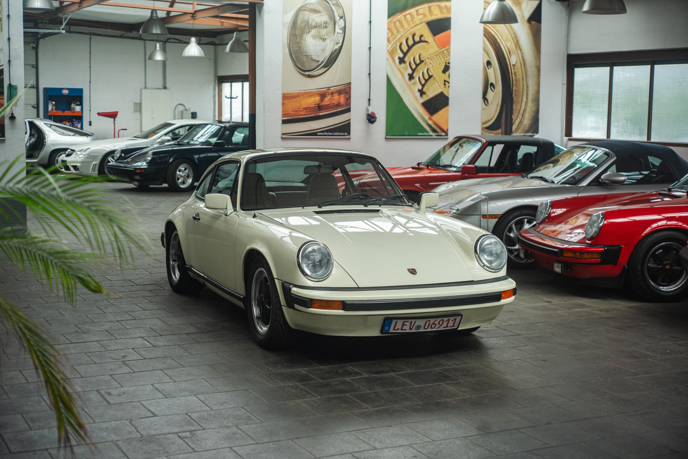 Cremefarbener Porsche in der Classic Carree Halle