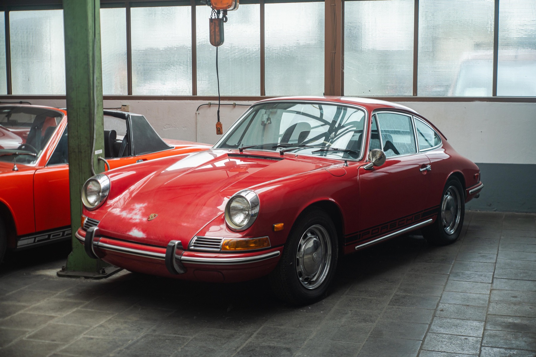 Roter Porsche 911 S in der Classic Carree Halle